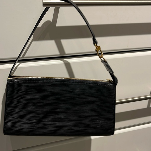 Authentic Louis Vuitton Epi Pochett - Picture 4 of 5